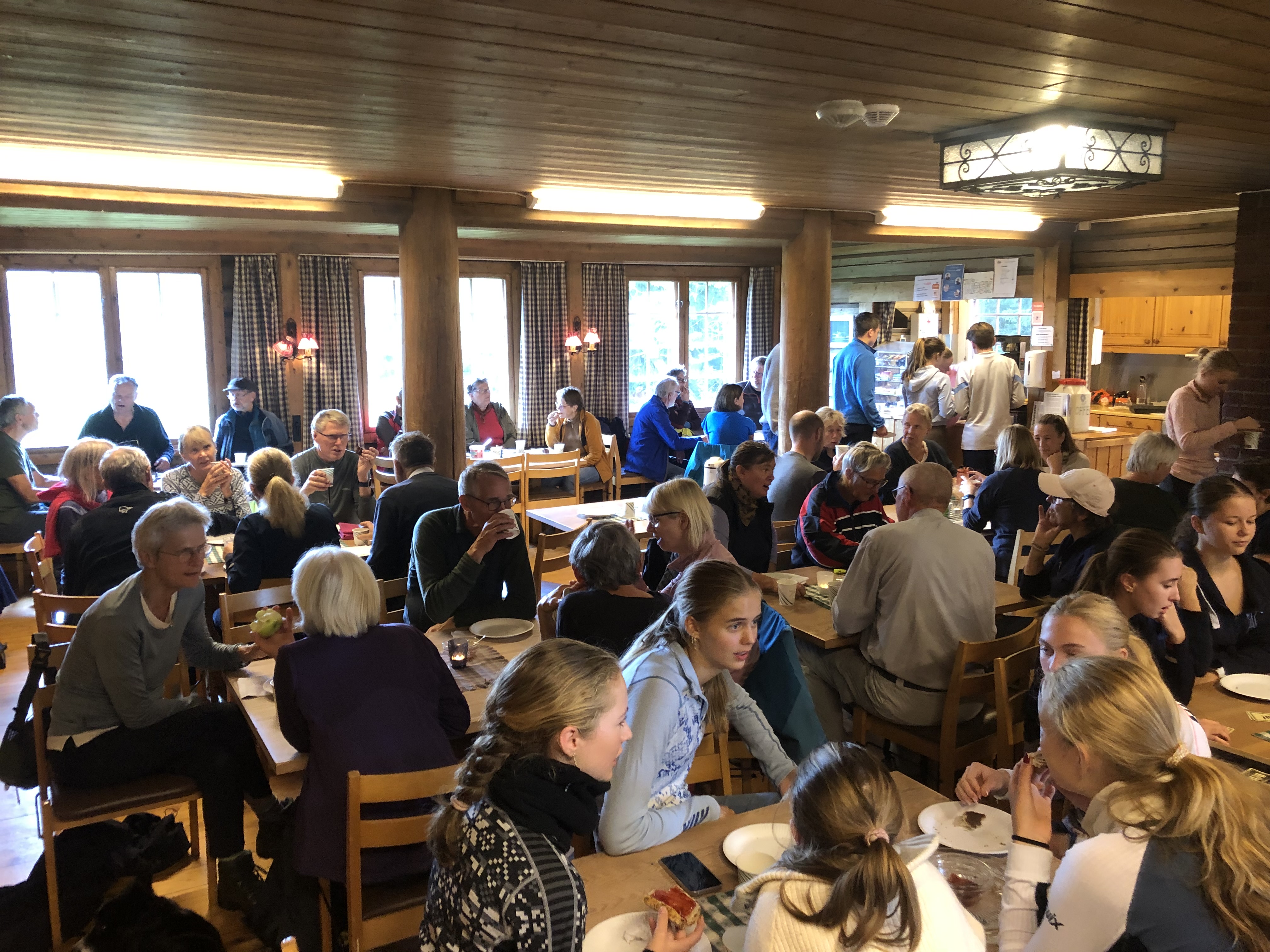 Peisestua full av folk. Foto. 