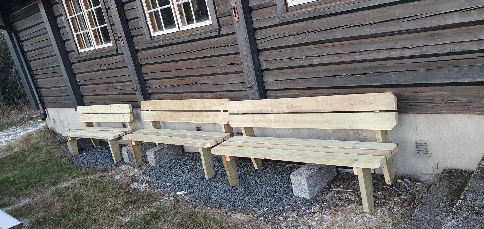 Bilde av de nye benkene i solveggen